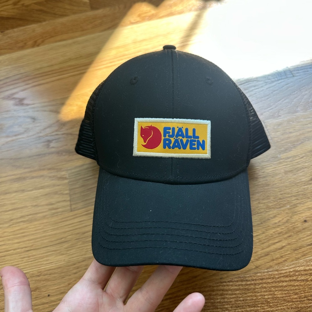 Fjallraven trucker hat.
Black. One size.